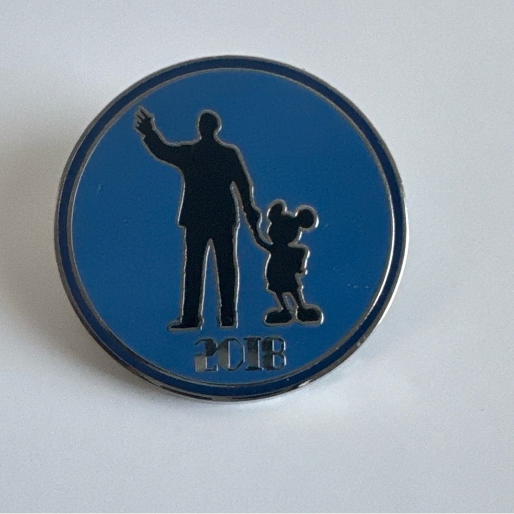 Disney pin 2018 Partners Pin Yearly Dated Walt Disney and Mickey Mouse Statue